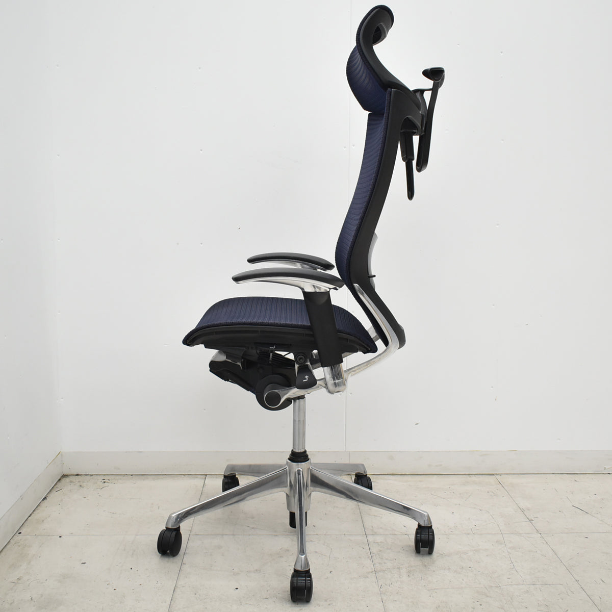 【中古】オカムラ　バロン　エクストラハイバック　可動肘　可動ヘッドレスト　ランバーサポート　ハンガー　ポリッシュ　昇降ガス交換済　ダークブルー　2026062304【中古オフィス家具】
