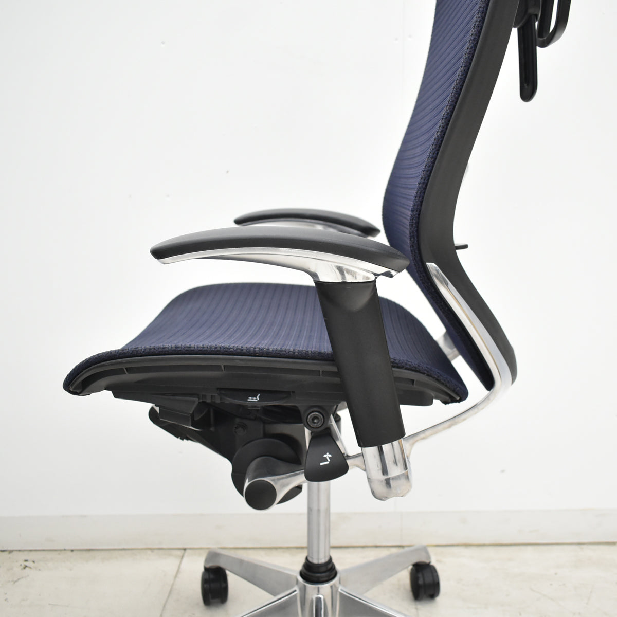 【中古】オカムラ　バロン　エクストラハイバック　可動肘　可動ヘッドレスト　ランバーサポート　ハンガー　ポリッシュ　昇降ガス交換済　ダークブルー　2026062304【中古オフィス家具】