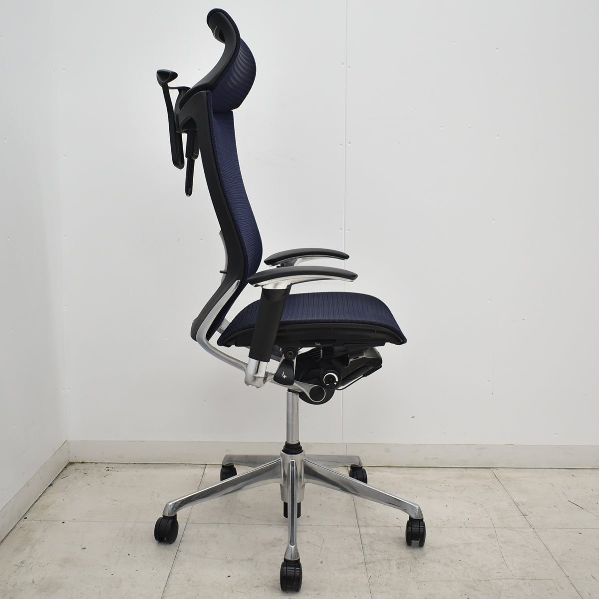 【中古】オカムラ　バロン　エクストラハイバック　可動肘　可動ヘッドレスト　ランバーサポート　ハンガー　ポリッシュ　昇降ガス交換済　ダークブルー　2026062304【中古オフィス家具】
