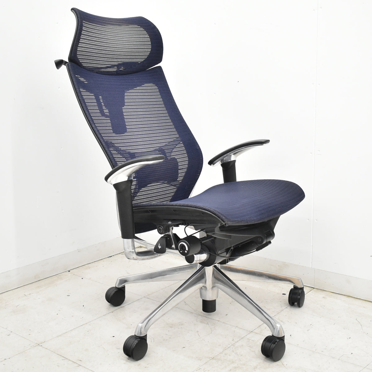 【中古】オカムラ　バロン　エクストラハイバック　可動肘　可動ヘッドレスト　ランバーサポート　ハンガー　ポリッシュ　昇降ガス交換済　ダークブルー　2026062304【中古オフィス家具】
