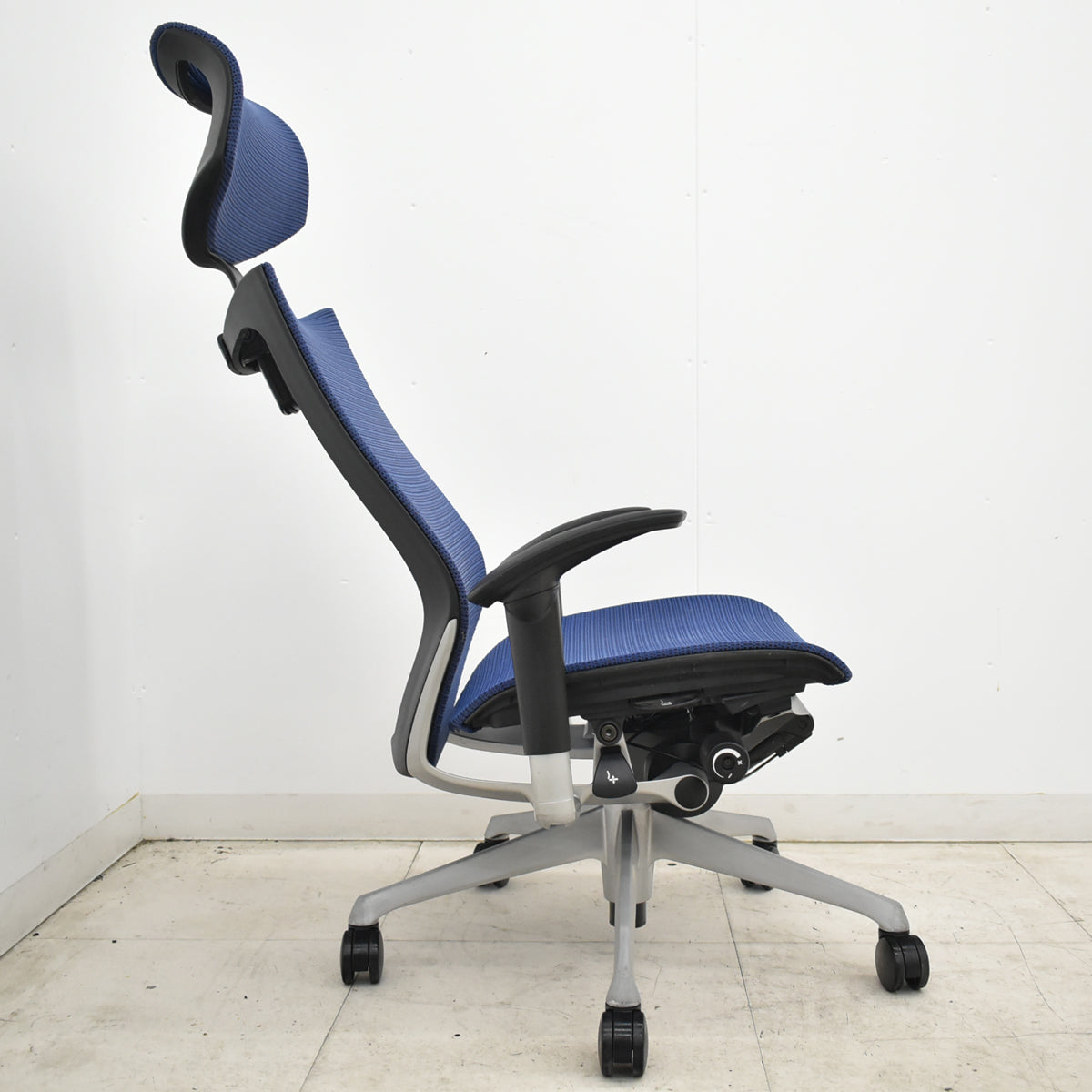【中古】オカムラ　バロン　エクストラハイバック　可動肘　可動ヘッドレスト　ミディアムブルー　2026062305【中古オフィス家具】