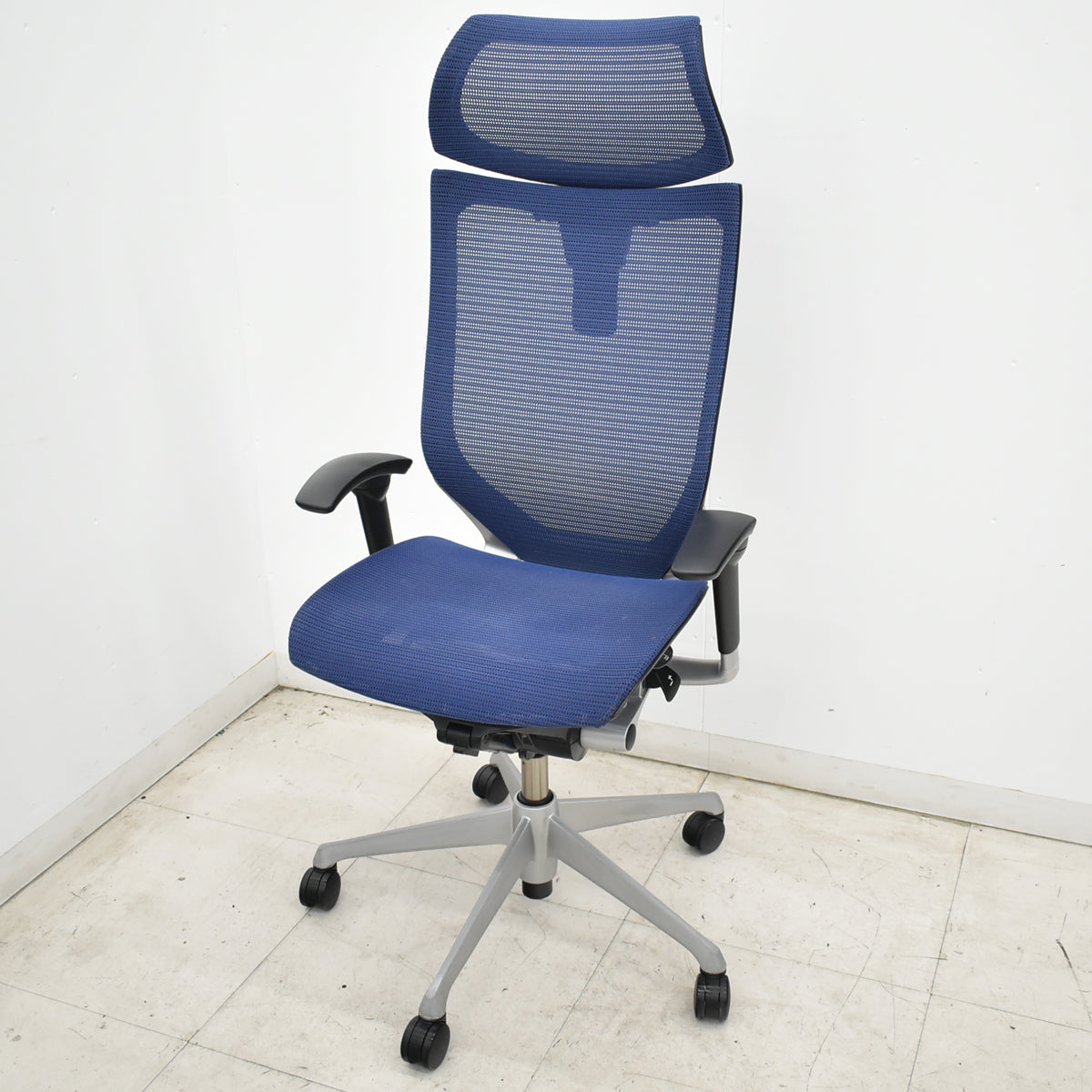 【中古】オカムラ　バロン　エクストラハイバック　可動肘　可動ヘッドレスト　ミディアムブルー　2026062305【中古オフィス家具】