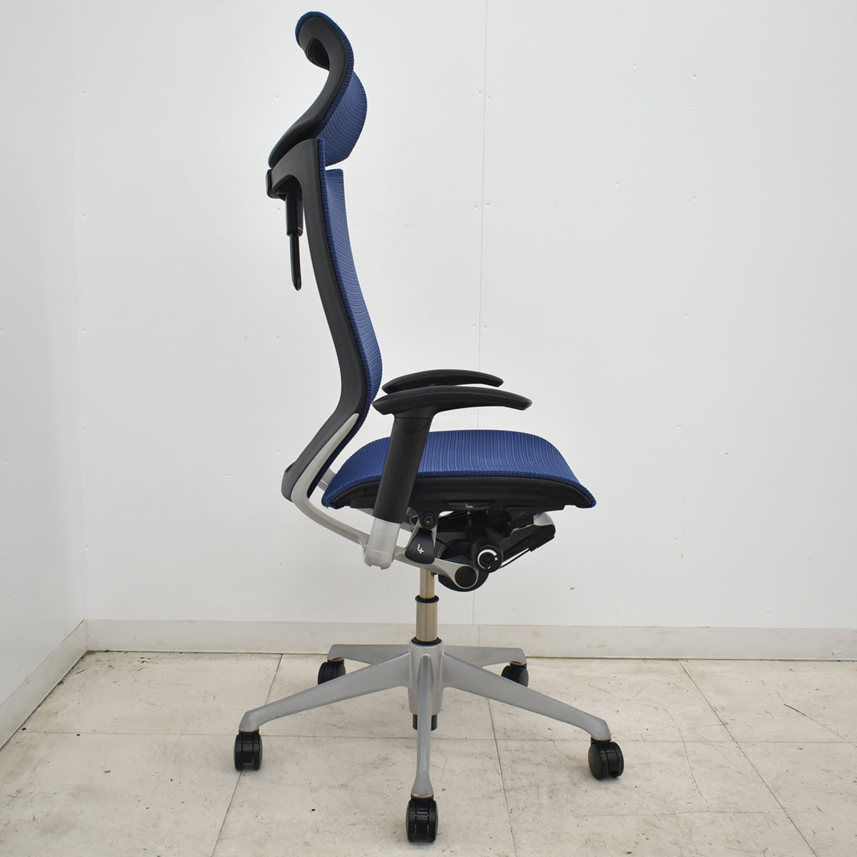 【中古】オカムラ　バロン　エクストラハイバック　可動肘　可動ヘッドレスト　ミディアムブルー　2026062305【中古オフィス家具】