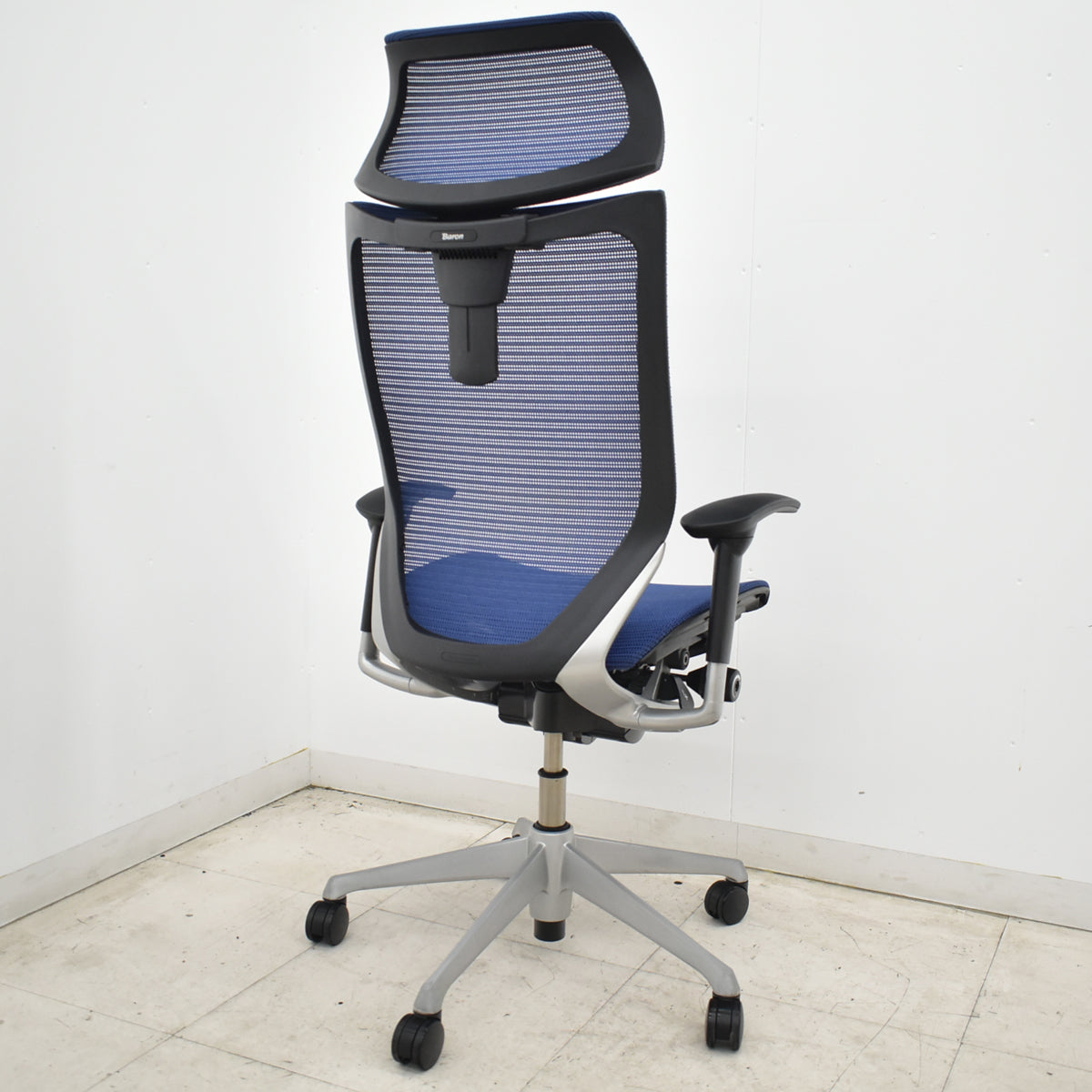 【中古】オカムラ　バロン　エクストラハイバック　可動肘　可動ヘッドレスト　ミディアムブルー　2026062305【中古オフィス家具】