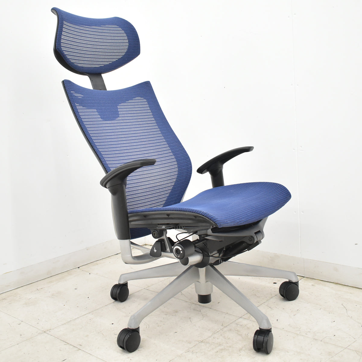 【中古】オカムラ　バロン　エクストラハイバック　可動肘　可動ヘッドレスト　ミディアムブルー　2026062305【中古オフィス家具】