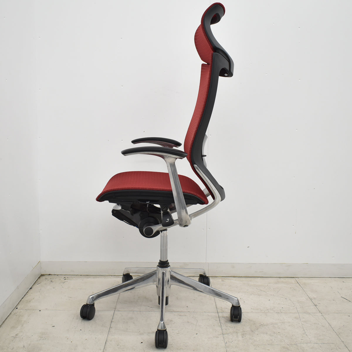 【中古】オカムラ　バロン　エクストラハイバック　可動肘　可動ヘッドレスト　肘パッド新品　昇降ガス新品交換済　レッド　2026062306【中古オフィス家具】