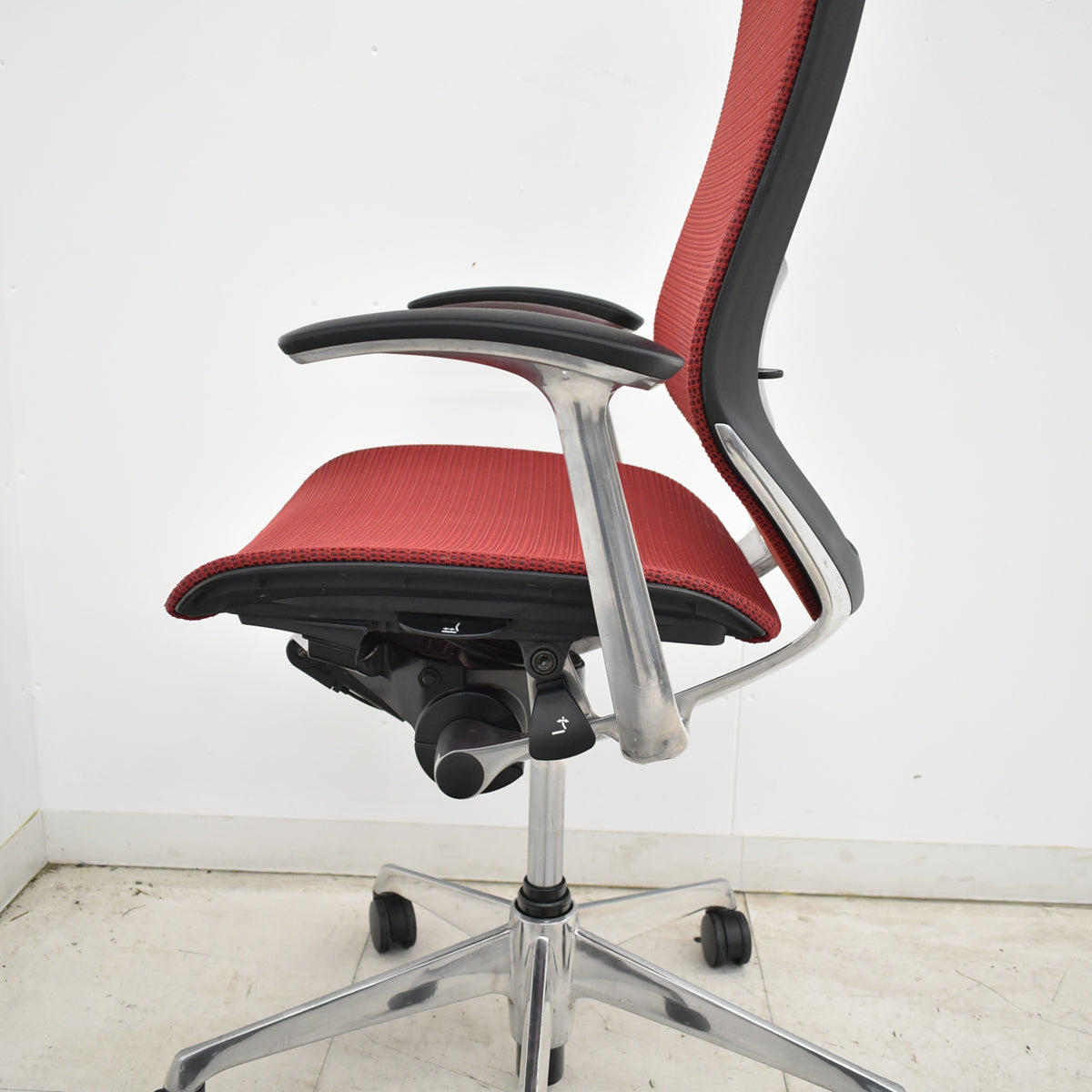 【中古】オカムラ　バロン　エクストラハイバック　可動肘　可動ヘッドレスト　肘パッド新品　昇降ガス新品交換済　レッド　2026062306【中古オフィス家具】