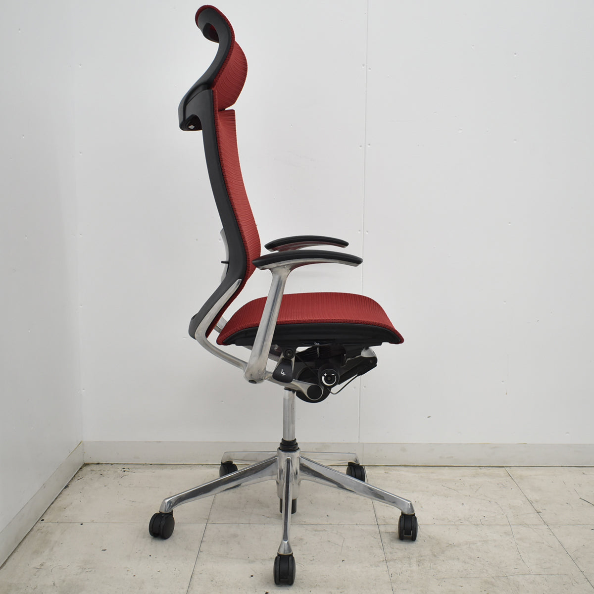 【中古】オカムラ　バロン　エクストラハイバック　可動肘　可動ヘッドレスト　肘パッド新品　昇降ガス新品交換済　レッド　2026062306【中古オフィス家具】