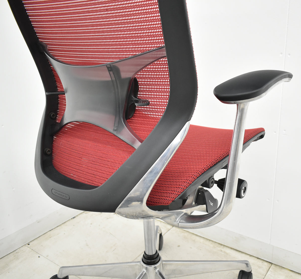 【中古】オカムラ　バロン　エクストラハイバック　可動肘　可動ヘッドレスト　肘パッド新品　昇降ガス新品交換済　レッド　2026062306【中古オフィス家具】