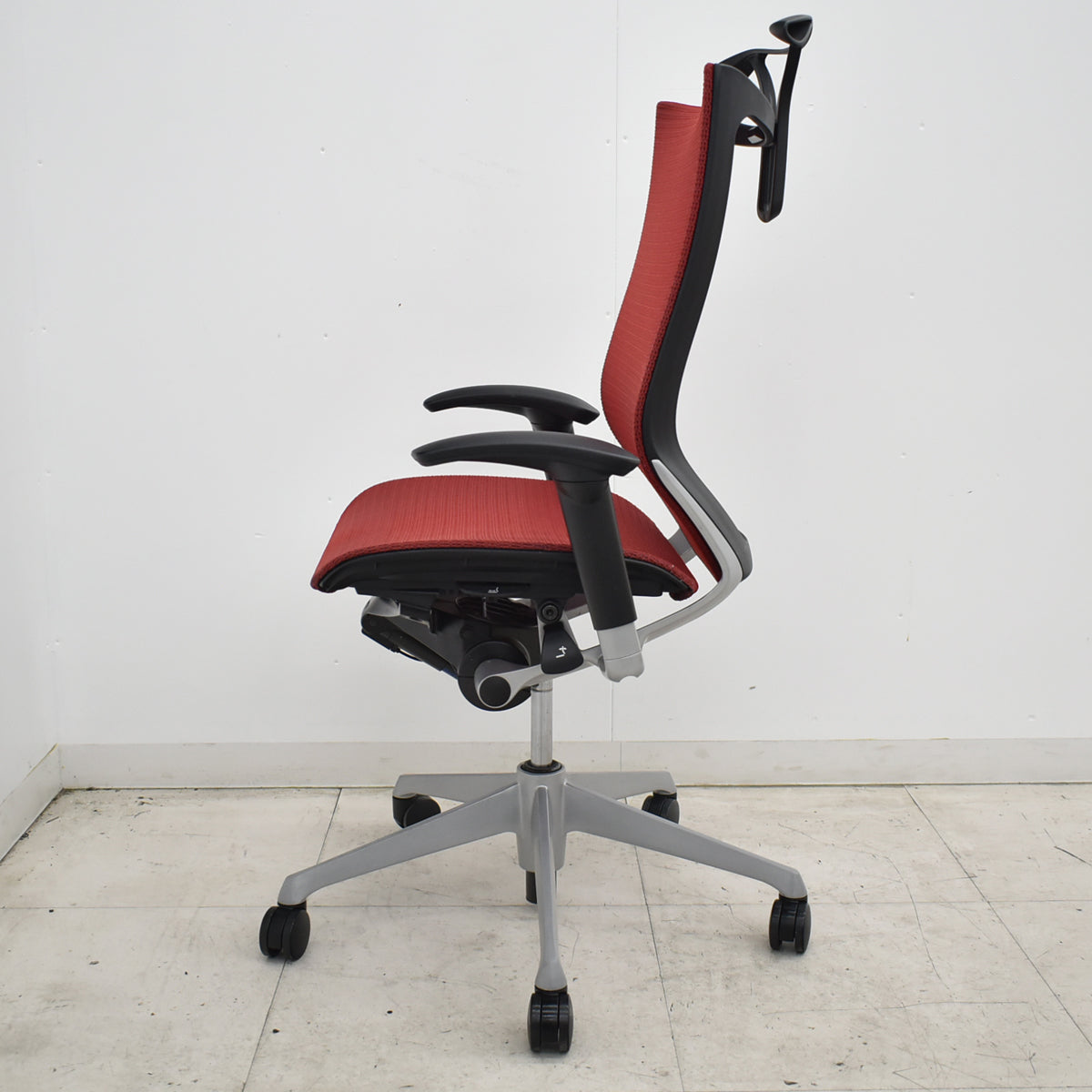 【中古】オカムラ　バロン　ハイバック　可動肘　ハンガー　昇降ガス新品交換済　レッド　2026062401【中古オフィス家具】