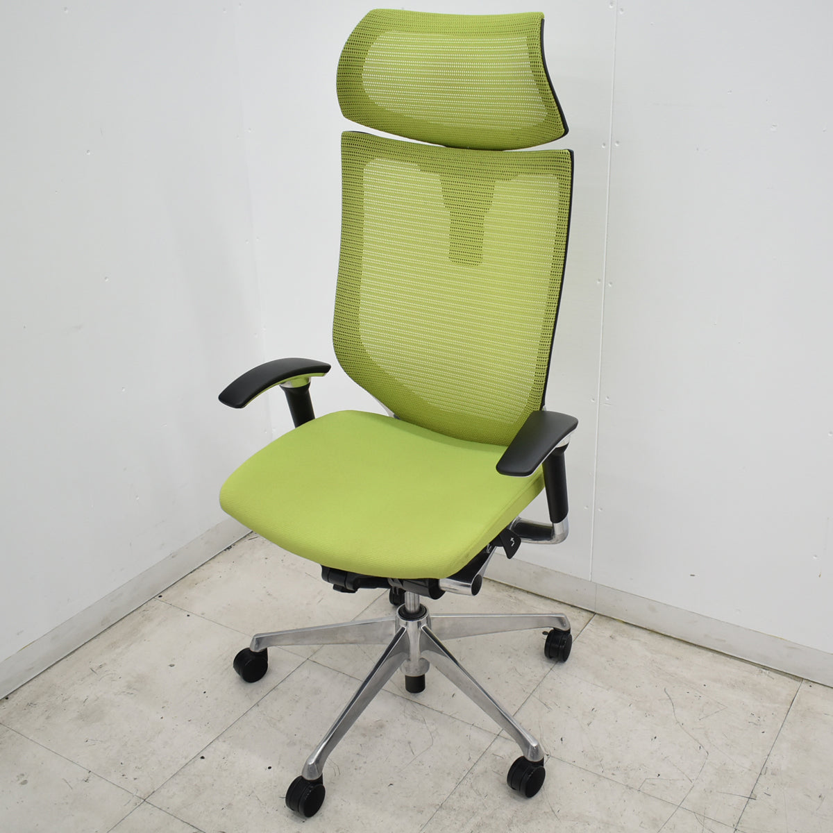 【中古】オカムラ　バロン　エクストラハイバック　可動肘　可動ヘッドレスト　ポリッシュ　肘パッド新品　ライムグリーン　2026062402【中古オフィス家具】