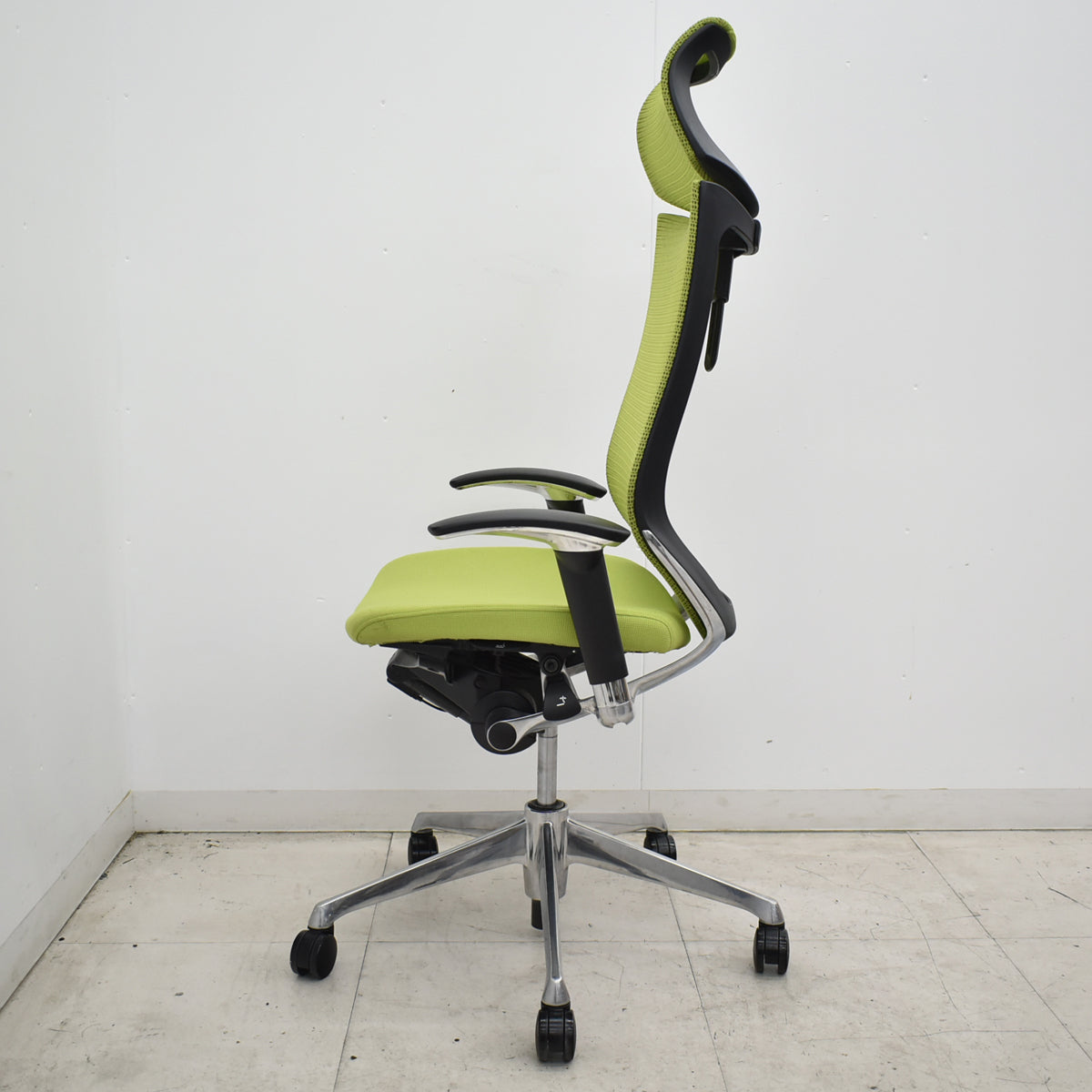 【中古】オカムラ　バロン　エクストラハイバック　可動肘　可動ヘッドレスト　ポリッシュ　肘パッド新品　ライムグリーン　2026062402【中古オフィス家具】
