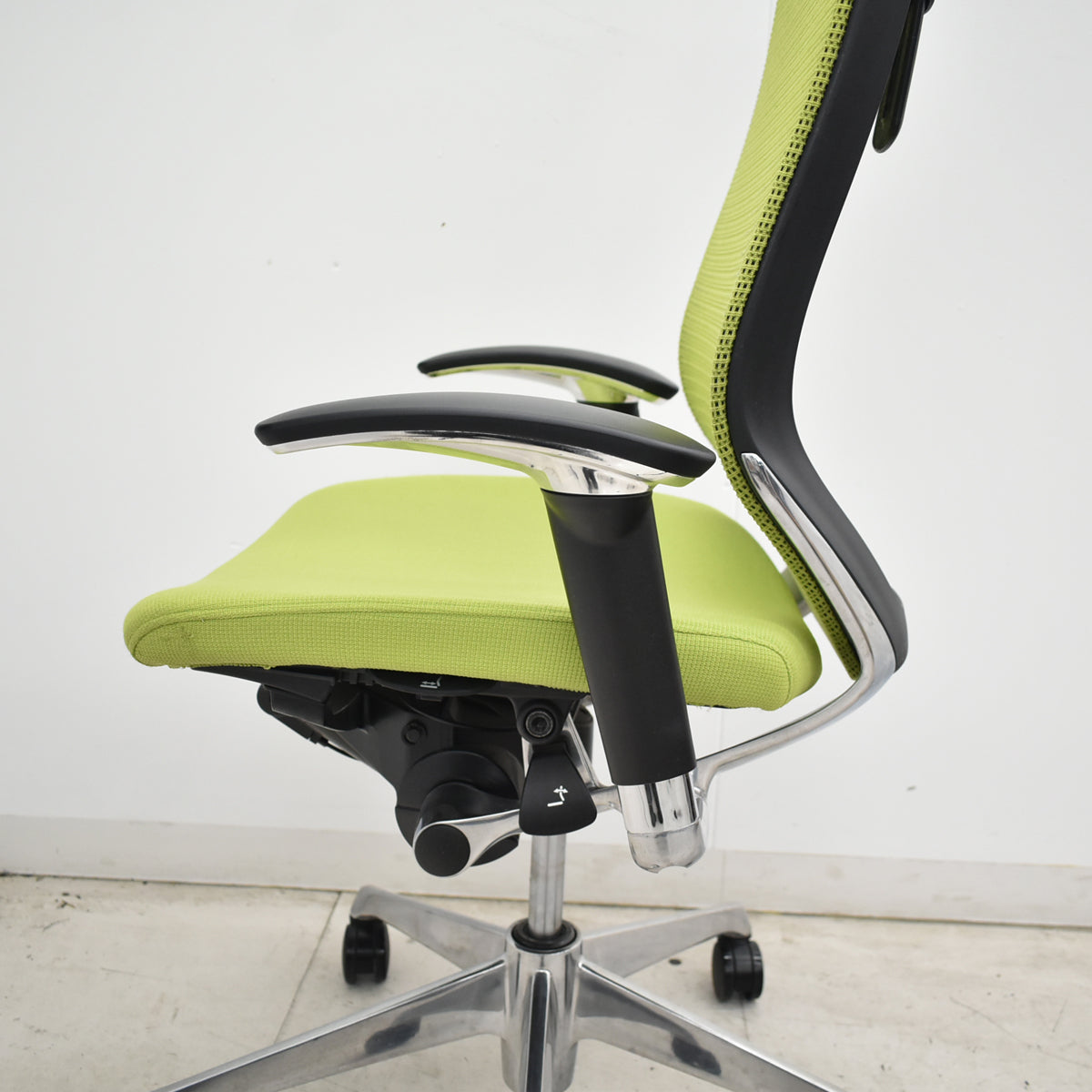 【中古】オカムラ　バロン　エクストラハイバック　可動肘　可動ヘッドレスト　ポリッシュ　肘パッド新品　ライムグリーン　2026062402【中古オフィス家具】