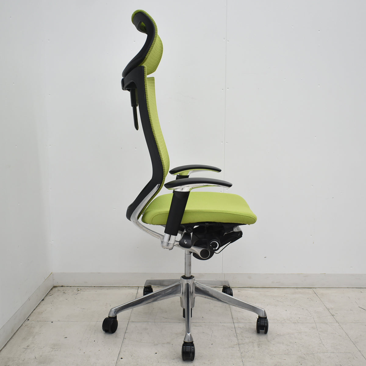 【中古】オカムラ　バロン　エクストラハイバック　可動肘　可動ヘッドレスト　ポリッシュ　肘パッド新品　ライムグリーン　2026062402【中古オフィス家具】