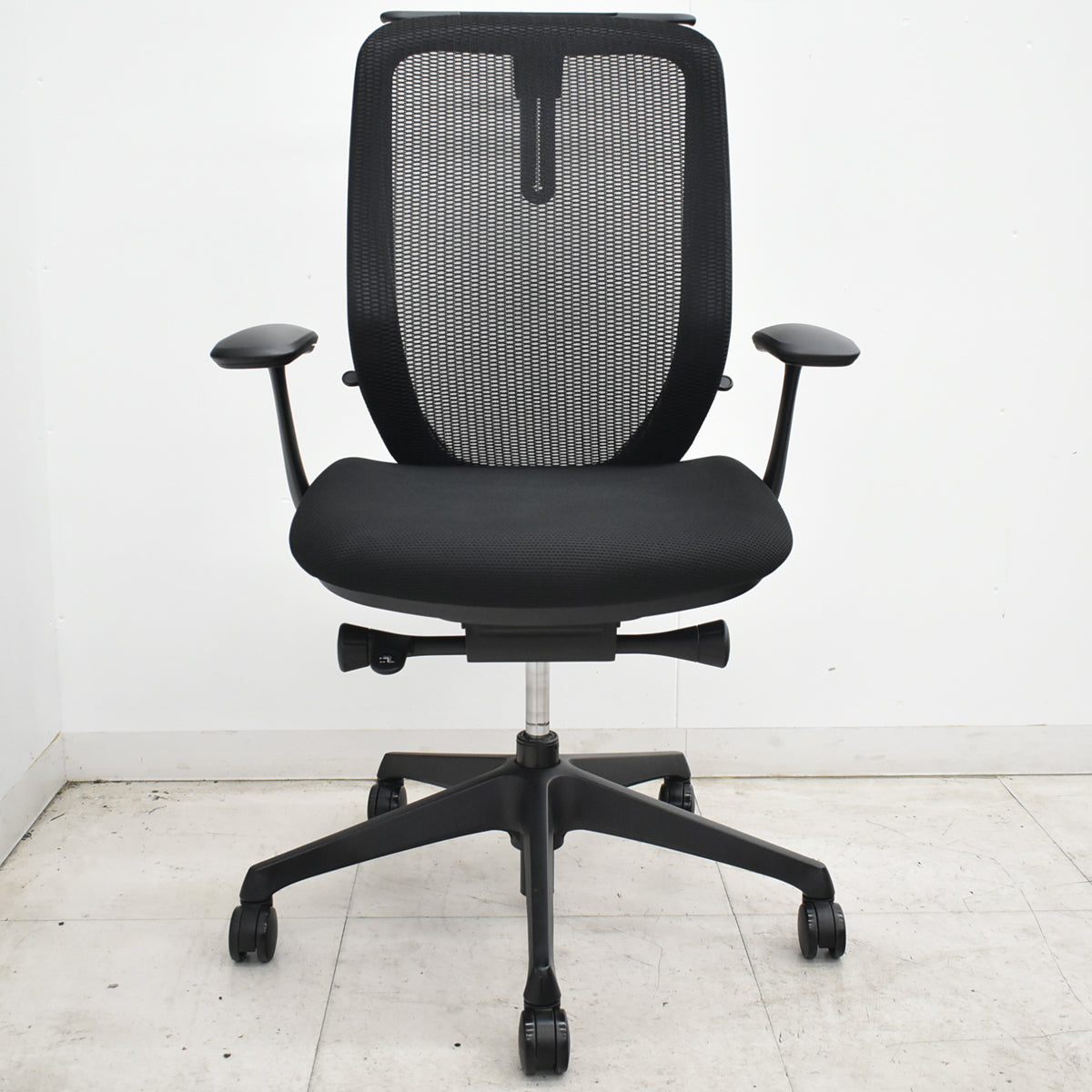 【中古】オカムラ　シルフィ　ハイバック　固定肘　ハンガー　前傾機能　バックカーブアジャスト　ブラック　2026062403【中古オフィス家具】