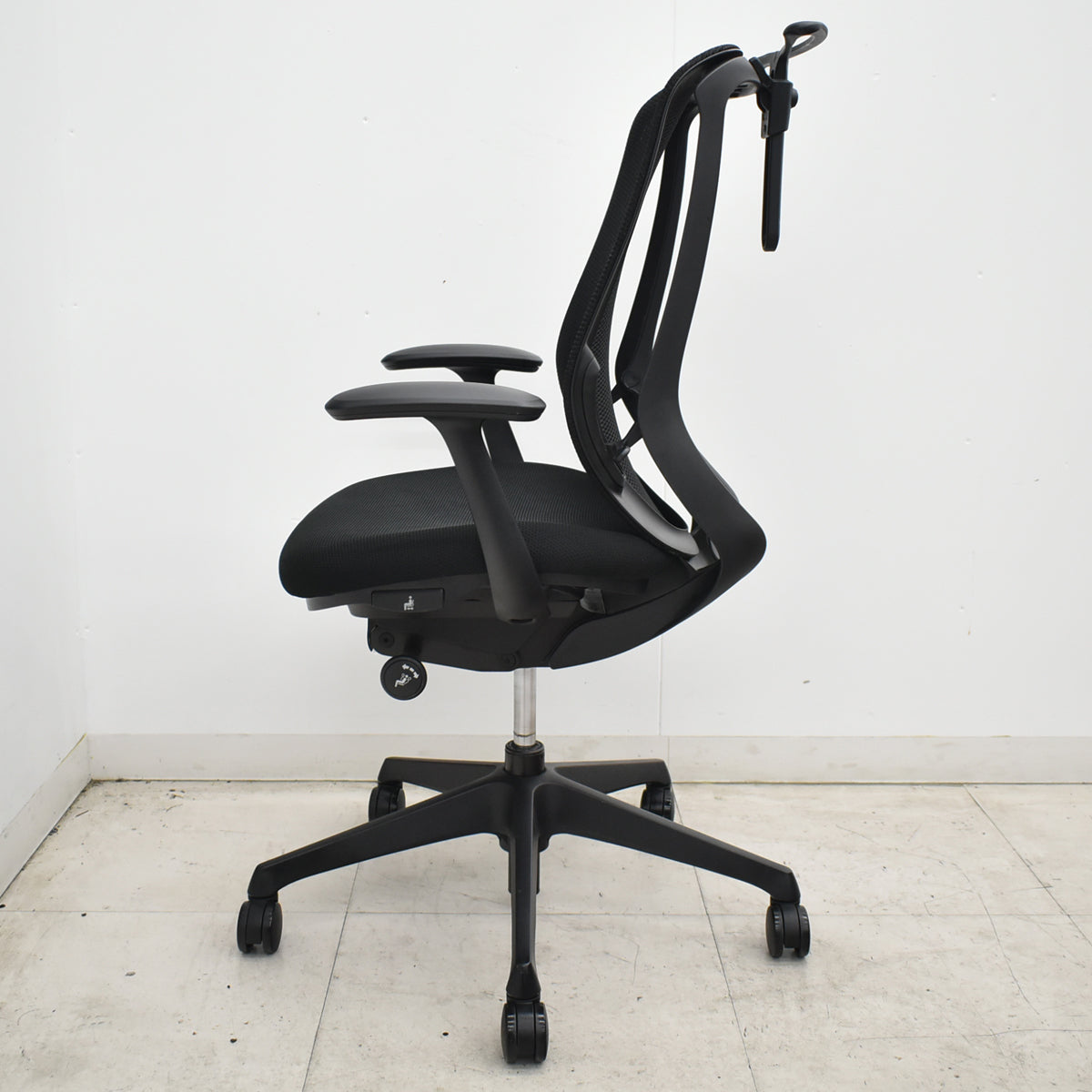 【中古】オカムラ　シルフィ　ハイバック　固定肘　ハンガー　前傾機能　バックカーブアジャスト　ブラック　2026062403【中古オフィス家具】