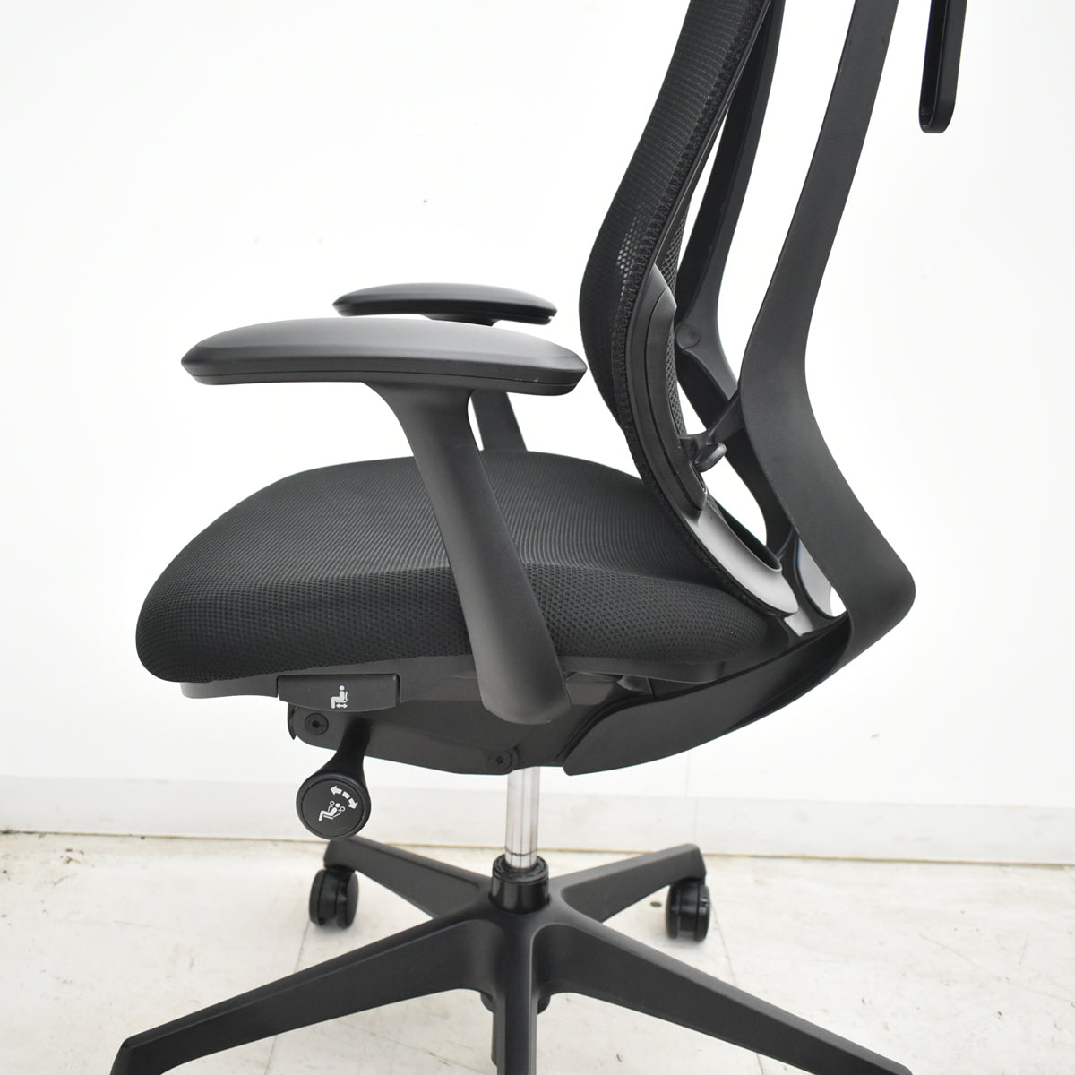 【中古】オカムラ　シルフィ　ハイバック　固定肘　ハンガー　前傾機能　バックカーブアジャスト　ブラック　2026062403【中古オフィス家具】