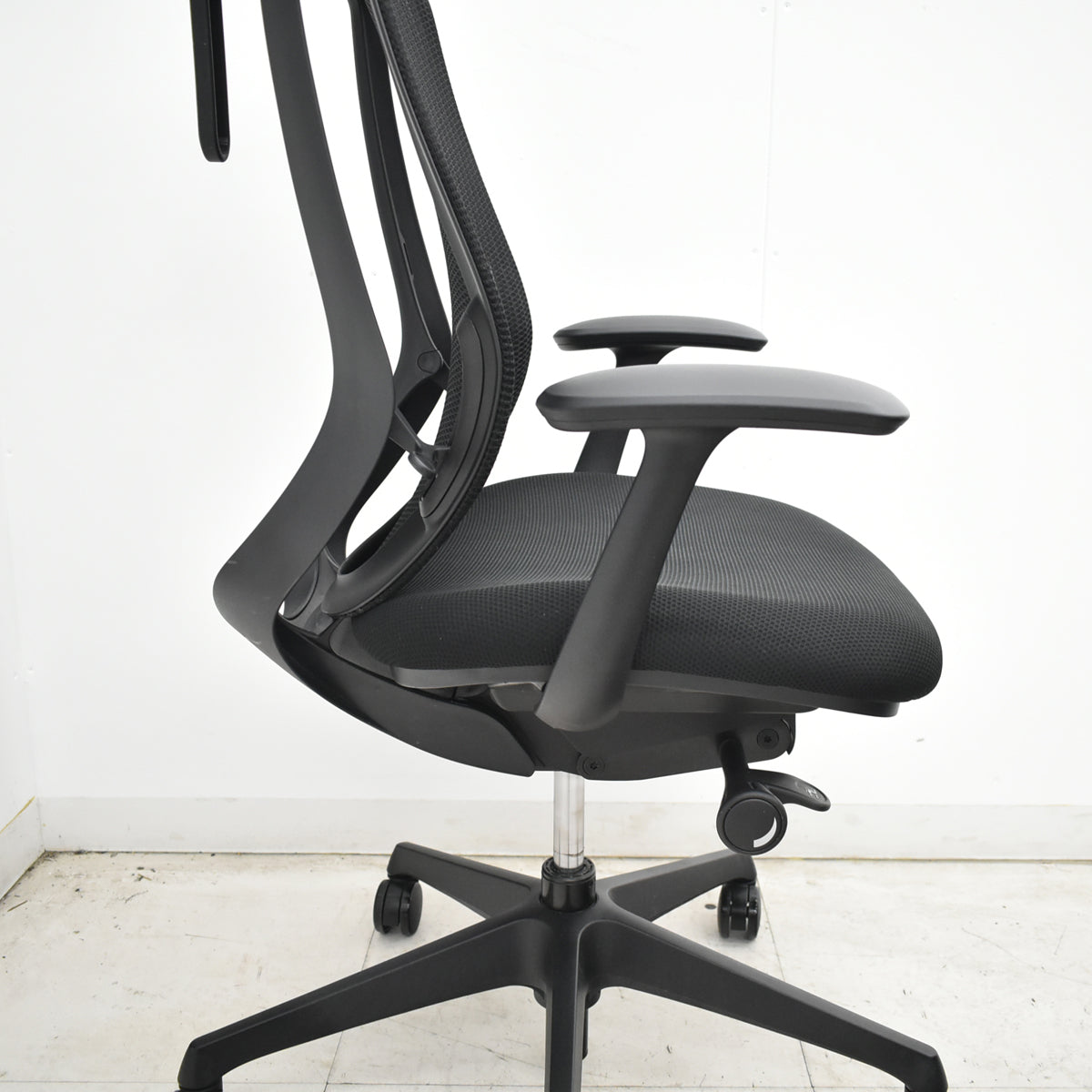 【中古】オカムラ　シルフィ　ハイバック　固定肘　ハンガー　前傾機能　バックカーブアジャスト　ブラック　2026062403【中古オフィス家具】