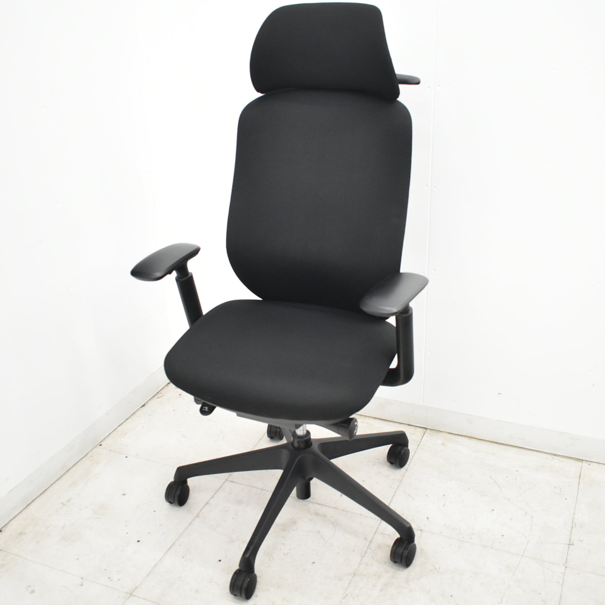 【中古】オカムラ　シルフィ　エクストラハイバック　ヘッドレスト　可動肘　前傾機能　バックカーブアジャスト　ハンガー　ブラック　2026062404【中古オフィス家具】