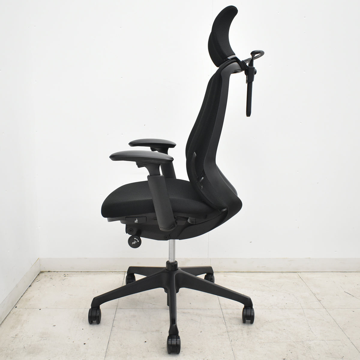 【中古】オカムラ　シルフィ　エクストラハイバック　ヘッドレスト　可動肘　前傾機能　バックカーブアジャスト　ハンガー　ブラック　2026062404【中古オフィス家具】