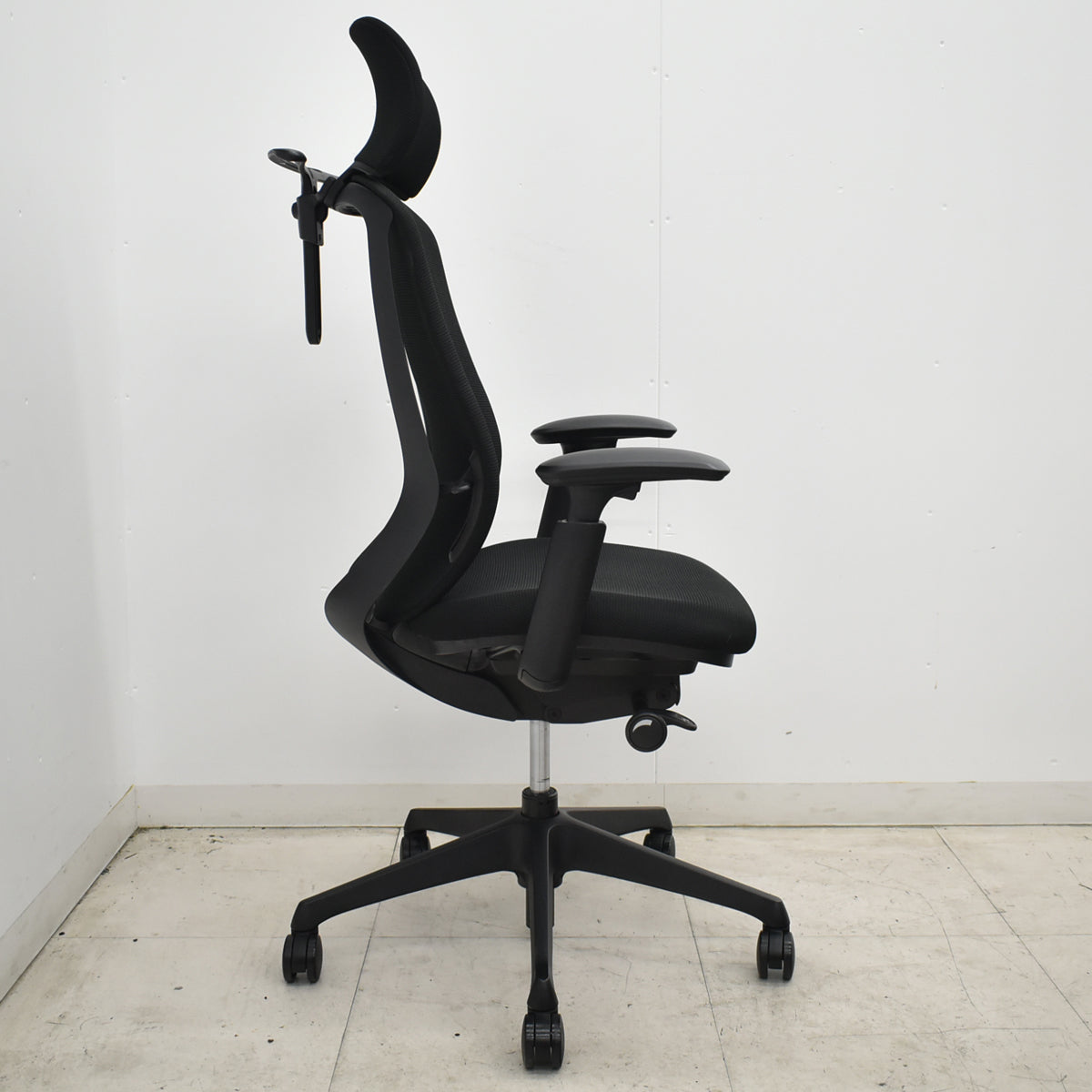 【中古】オカムラ　シルフィ　エクストラハイバック　ヘッドレスト　可動肘　前傾機能　バックカーブアジャスト　ハンガー　ブラック　2026062404【中古オフィス家具】