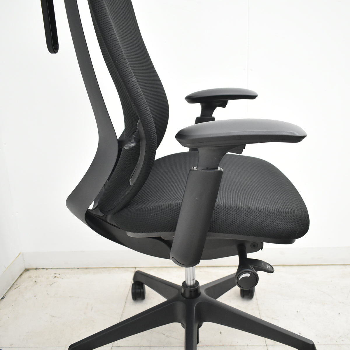 【中古】オカムラ　シルフィ　エクストラハイバック　ヘッドレスト　可動肘　前傾機能　バックカーブアジャスト　ハンガー　ブラック　2026062404【中古オフィス家具】