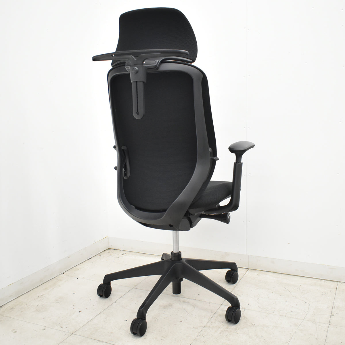 【中古】オカムラ　シルフィ　エクストラハイバック　ヘッドレスト　可動肘　前傾機能　バックカーブアジャスト　ハンガー　ブラック　2026062404【中古オフィス家具】