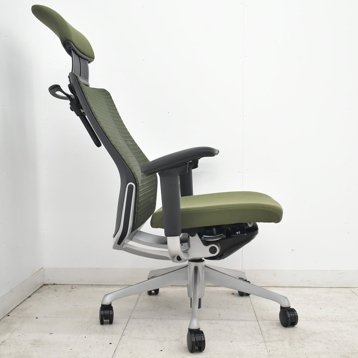 【中古】オカムラ　コーラル　エクストラハイバック　可動ヘッドレスト　可動肘　ハンガー　ダークグリーン　2026062501【中古オフィス家具】