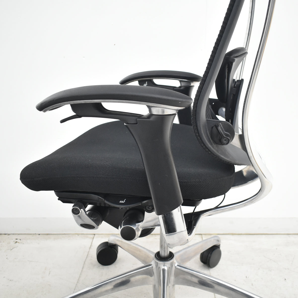 【中古】オカムラ　コンテッサ　ヘッドレスト　可動肘　ランバーサポート　ポリッシュ　ブラック　2026062502【中古オフィス家具】