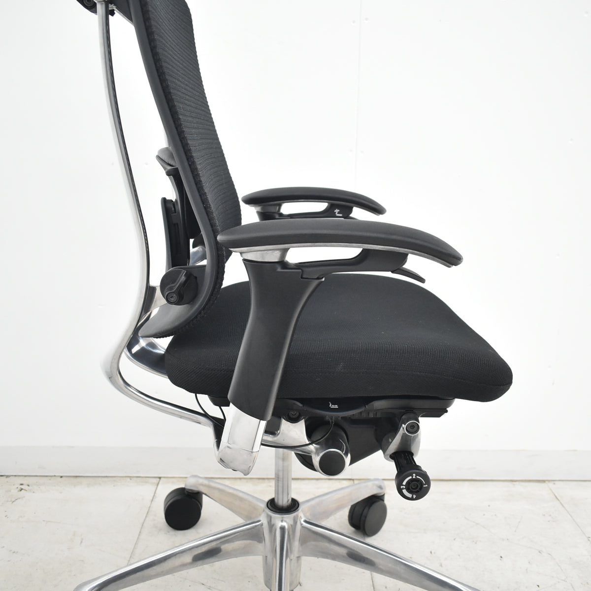 【中古】オカムラ　コンテッサ　ヘッドレスト　可動肘　ランバーサポート　ポリッシュ　ブラック　2026062502【中古オフィス家具】