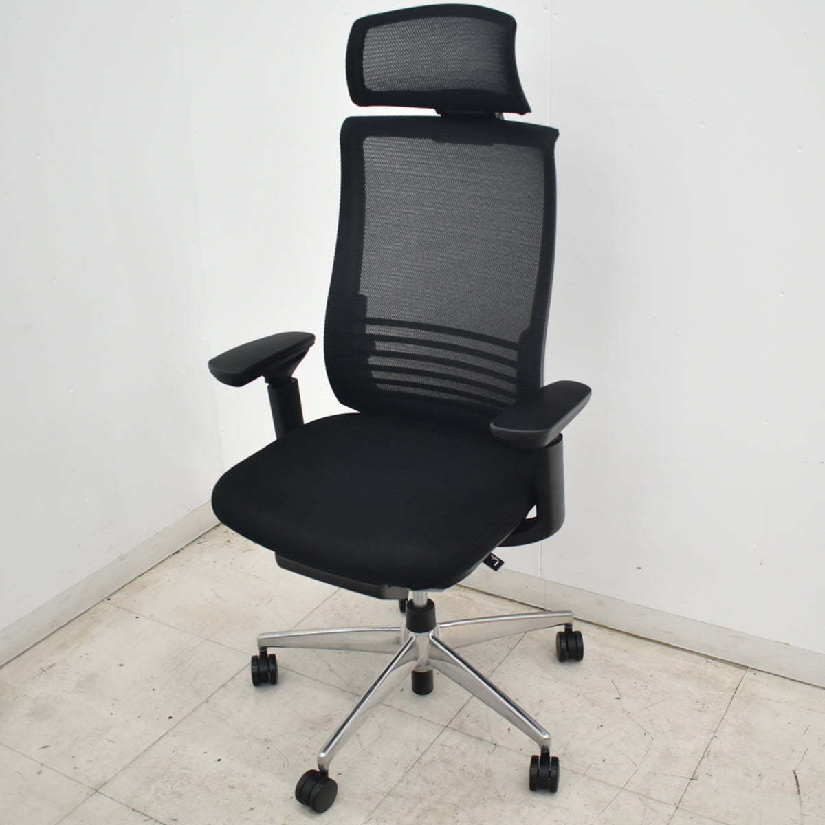【中古】コクヨ　ベゼル　エクストラハイバック　可動ヘッドレスト　可動肘（クランクスライドアーム）ウェブモーションサポート　ポリッシュ　2020年製　ブラック　2026062503【中古オフィス家具】