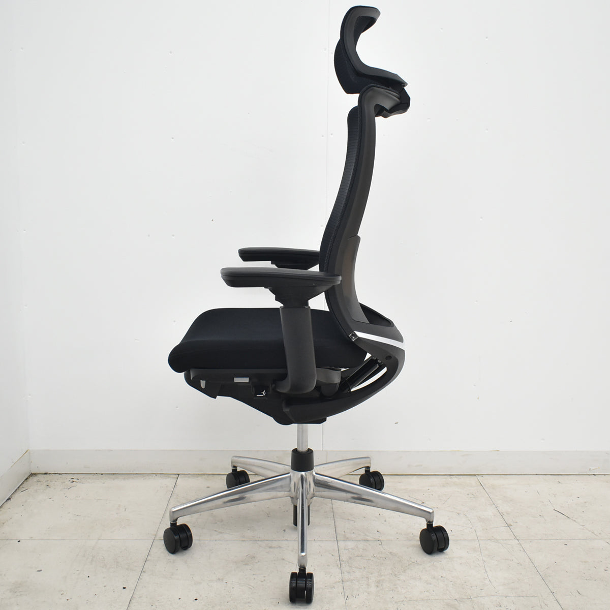 【中古】コクヨ　ベゼル　エクストラハイバック　可動ヘッドレスト　可動肘（クランクスライドアーム）ウェブモーションサポート　ポリッシュ　2020年製　ブラック　2026062503【中古オフィス家具】