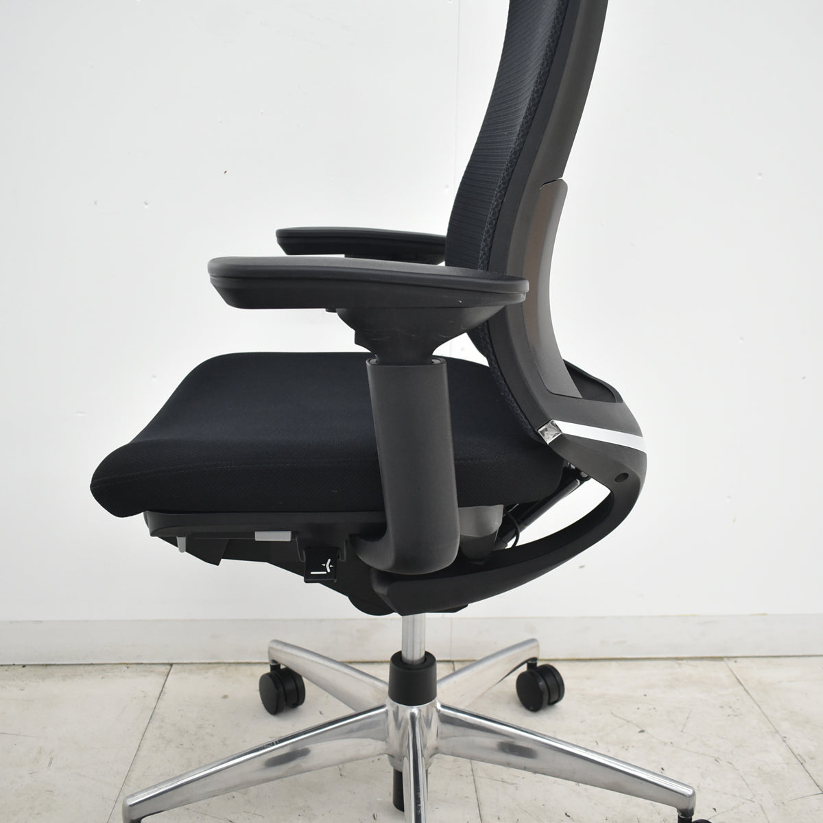 【中古】コクヨ　ベゼル　エクストラハイバック　可動ヘッドレスト　可動肘（クランクスライドアーム）ウェブモーションサポート　ポリッシュ　2020年製　ブラック　2026062503【中古オフィス家具】