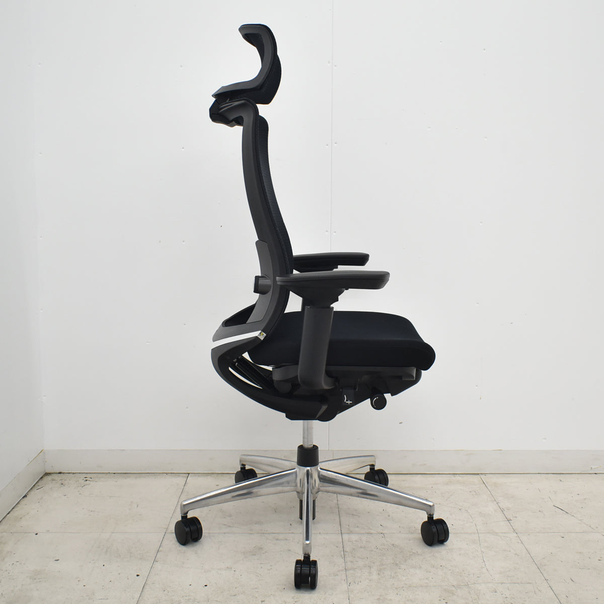 【中古】コクヨ　ベゼル　エクストラハイバック　可動ヘッドレスト　可動肘（クランクスライドアーム）ウェブモーションサポート　ポリッシュ　2020年製　ブラック　2026062503【中古オフィス家具】