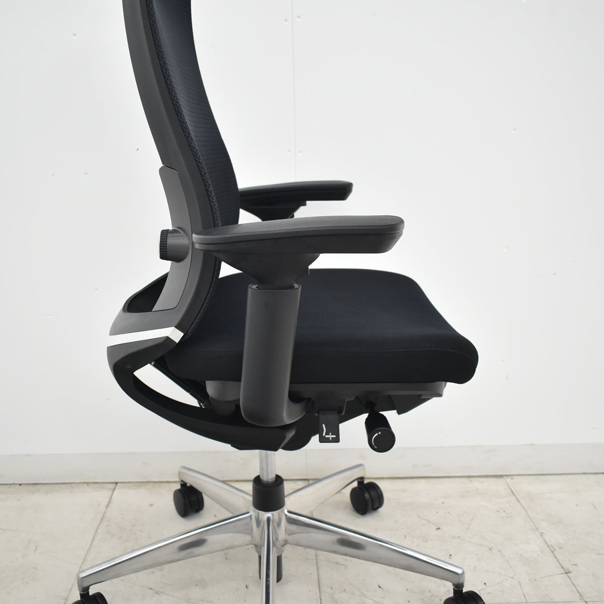 【中古】コクヨ　ベゼル　エクストラハイバック　可動ヘッドレスト　可動肘（クランクスライドアーム）ウェブモーションサポート　ポリッシュ　2020年製　ブラック　2026062503【中古オフィス家具】