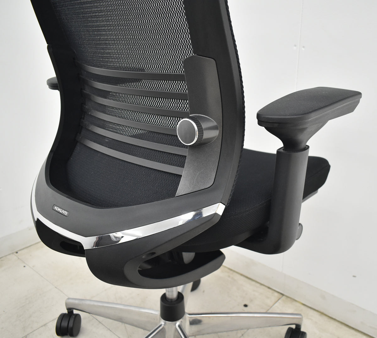 【中古】コクヨ　ベゼル　エクストラハイバック　可動ヘッドレスト　可動肘（クランクスライドアーム）ウェブモーションサポート　ポリッシュ　2020年製　ブラック　2026062503【中古オフィス家具】
