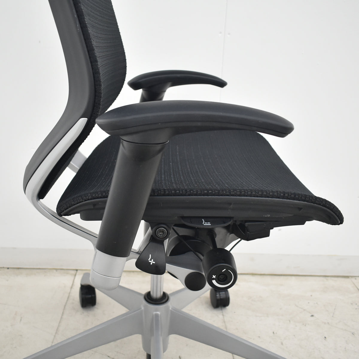 【中古】[難有]オカムラ　バロン　ハイバック　可動肘　ブラック　2026062601【中古オフィス家具】