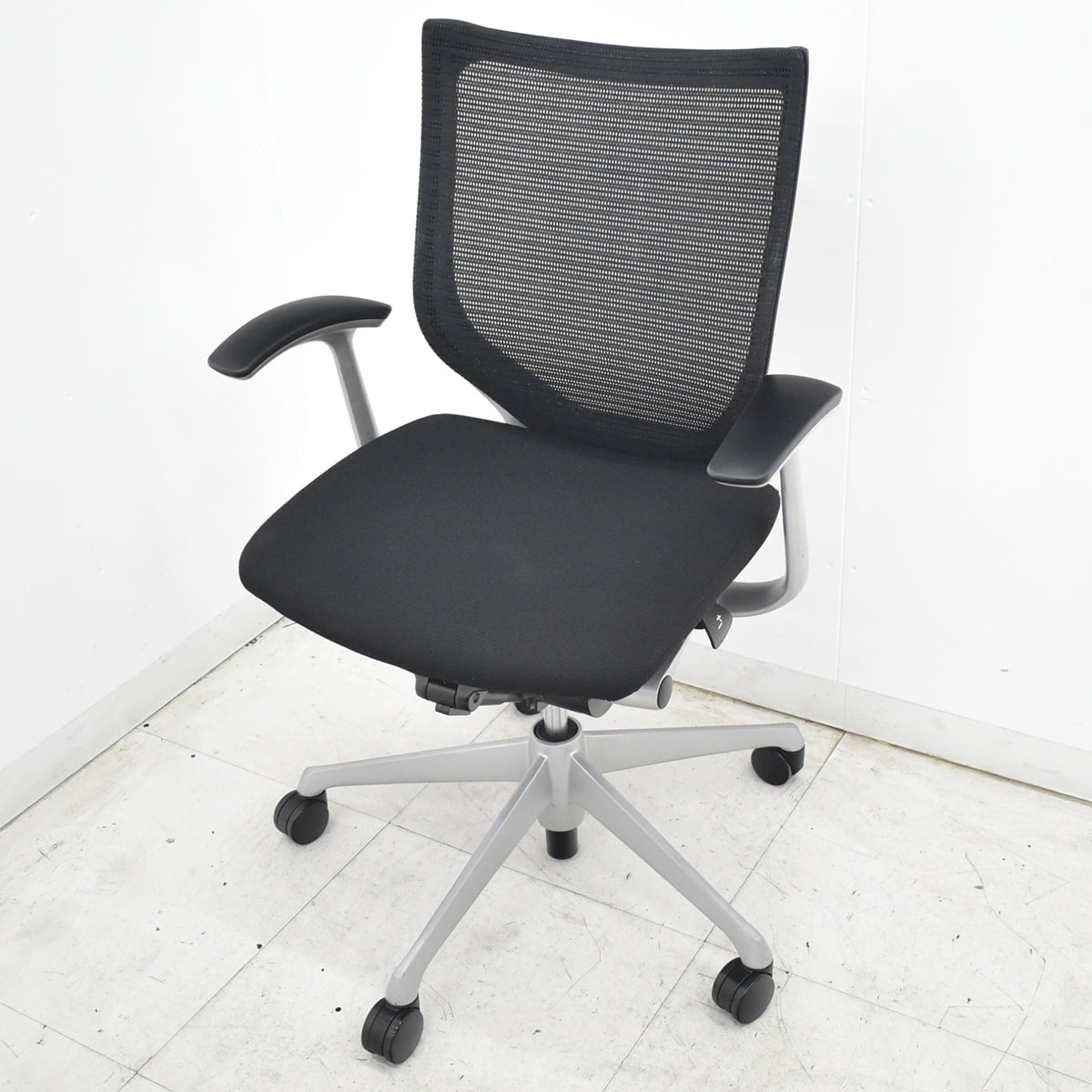 【中古】オカムラ　バロン　ローバック　固定肘　肘パッド新品　ブラック　2026062901【中古オフィス家具】