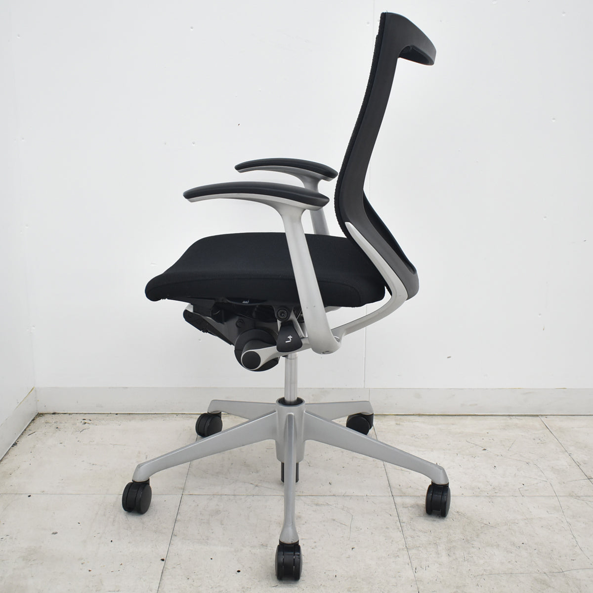 【中古】オカムラ　バロン　ローバック　固定肘　肘パッド新品　ブラック　2026062901【中古オフィス家具】