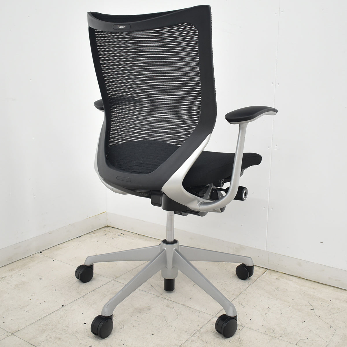 【中古】オカムラ　バロン　ローバック　固定肘　肘パッド新品　ブラック　2026062901【中古オフィス家具】