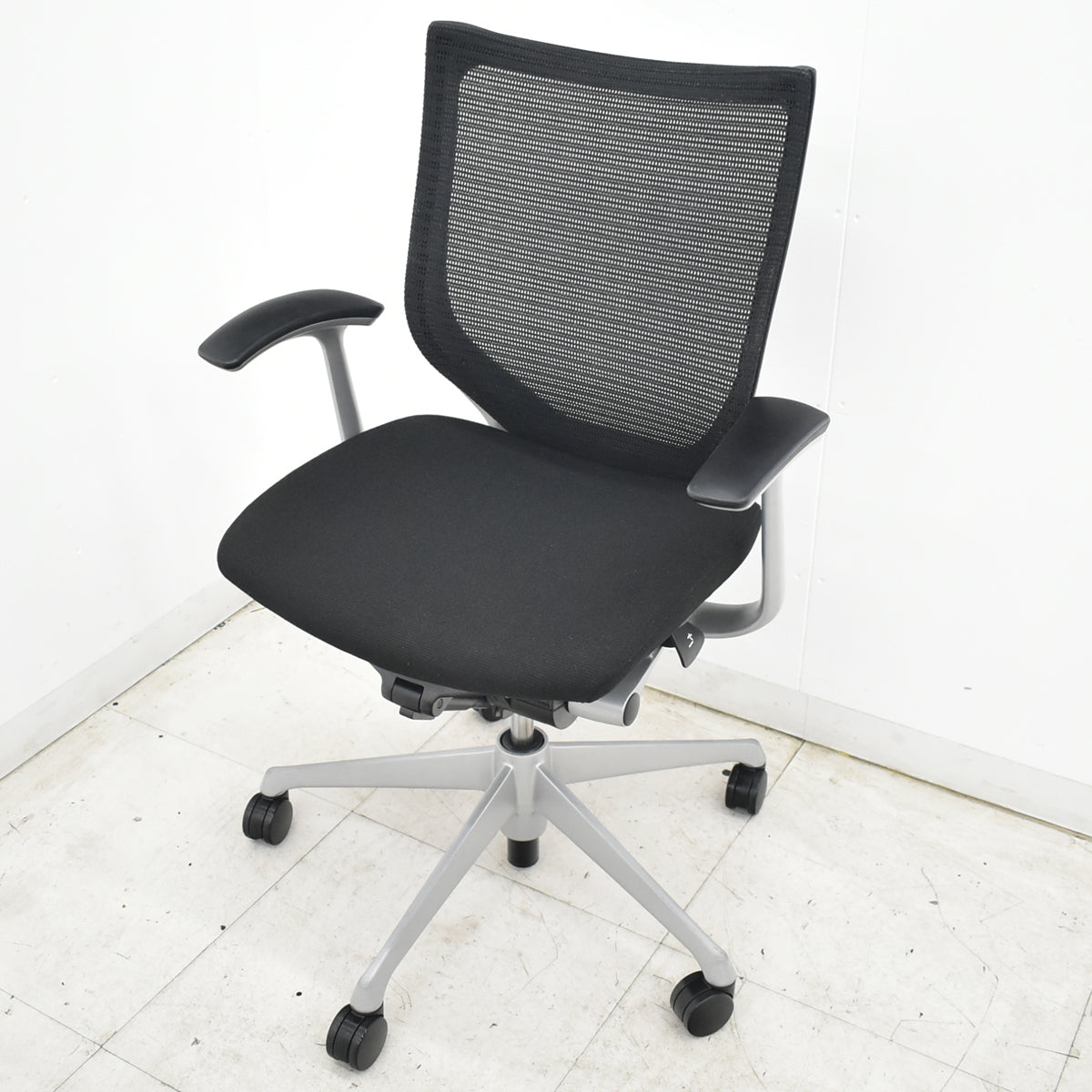 【中古】オカムラ　バロン　固定肘　ローバック　ブラック　2026062902【中古オフィス家具】