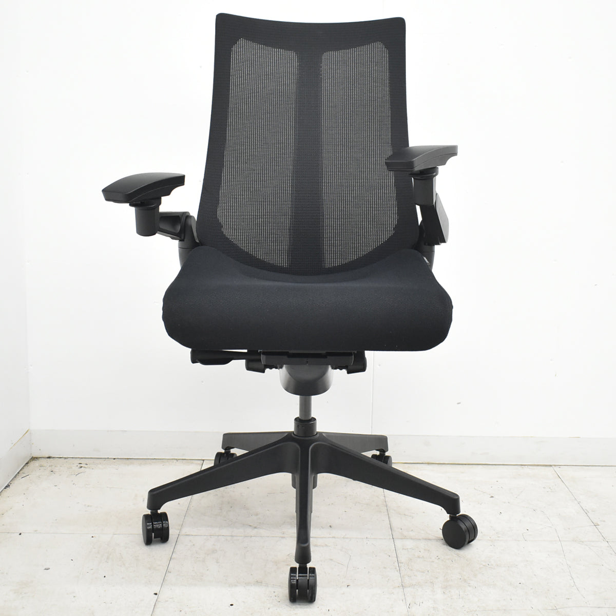 【中古】イトーキ　Act　アクトチェア　ハイバック　４Ｄリンクアーム　2024年製　ブラック　2026062905【中古オフィス家具】
