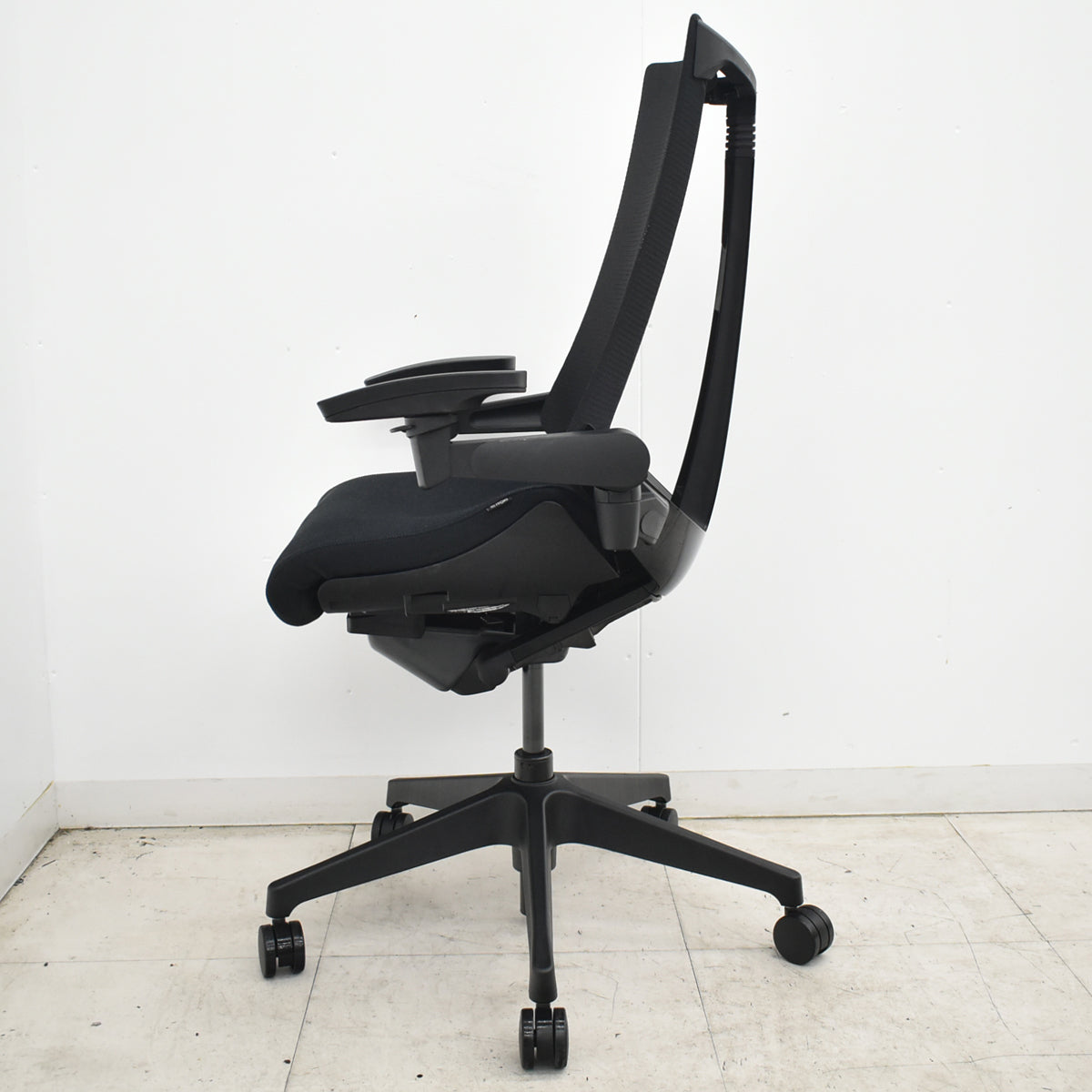【中古】イトーキ　Act　アクトチェア　ハイバック　４Ｄリンクアーム　2024年製　ブラック　2026062905【中古オフィス家具】