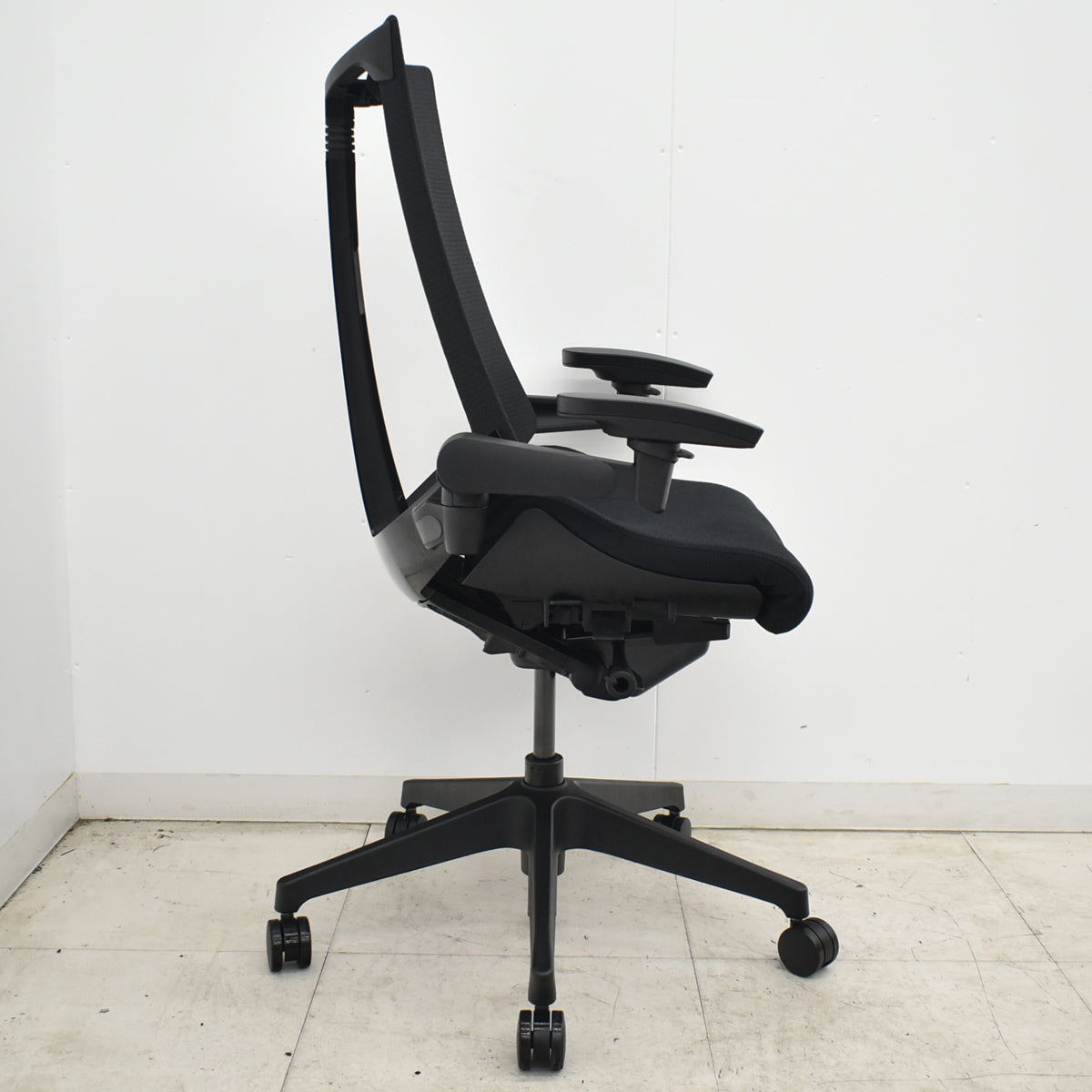 【中古】イトーキ　Act　アクトチェア　ハイバック　４Ｄリンクアーム　2024年製　ブラック　2026062905【中古オフィス家具】