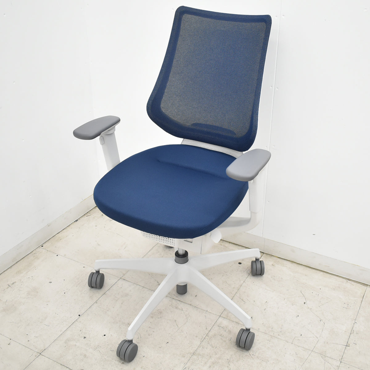 【中古】コクヨ　イング　可動肘　バーチカルタイプ　2021年製　ネイビー　2026063001【中古オフィス家具】