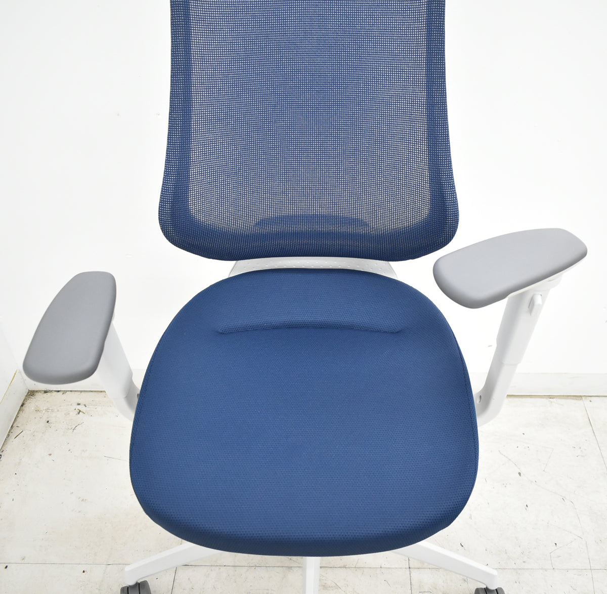 【中古】コクヨ　イング　可動肘　バーチカルタイプ　2021年製　ネイビー　2026063001【中古オフィス家具】