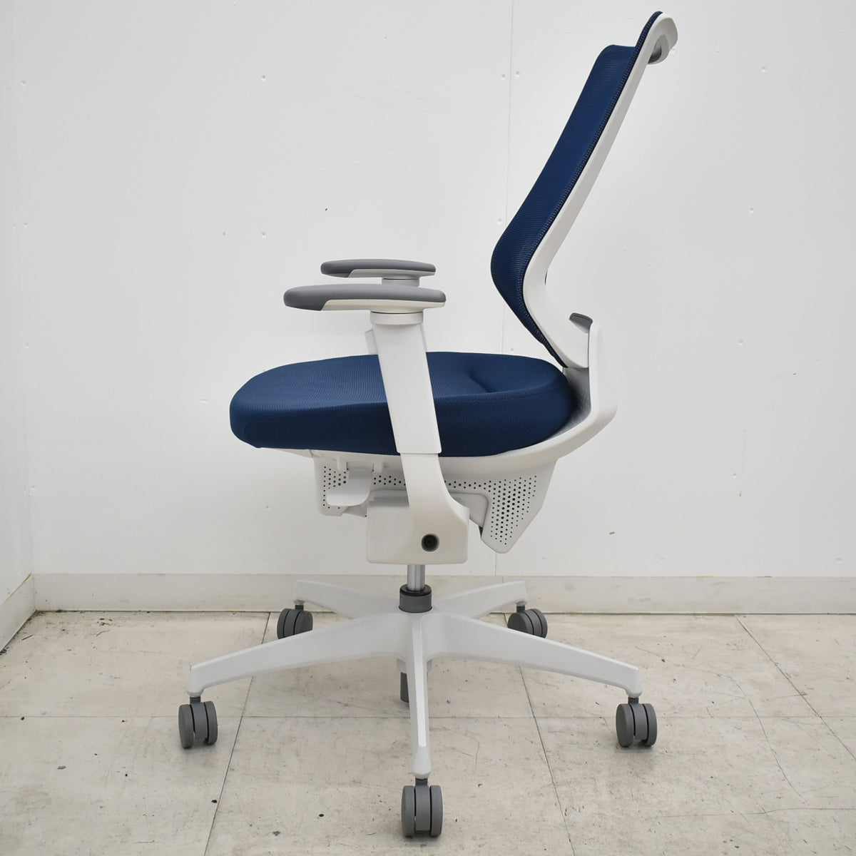 【中古】コクヨ　イング　可動肘　バーチカルタイプ　2021年製　ネイビー　2026063001【中古オフィス家具】