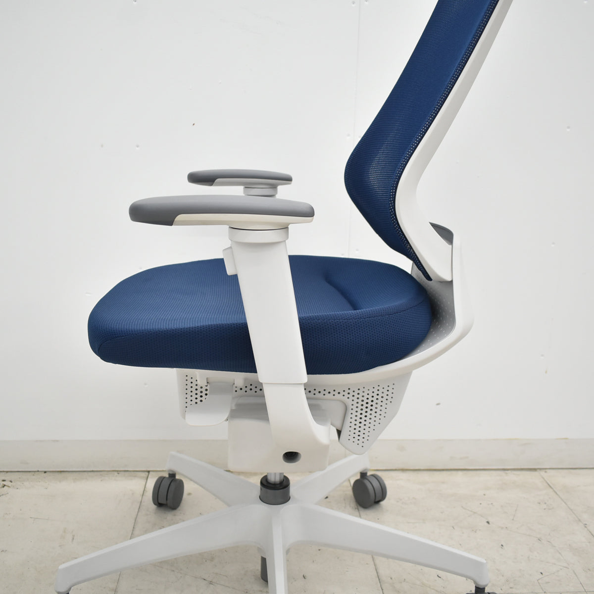 【中古】コクヨ　イング　可動肘　バーチカルタイプ　2021年製　ネイビー　2026063001【中古オフィス家具】