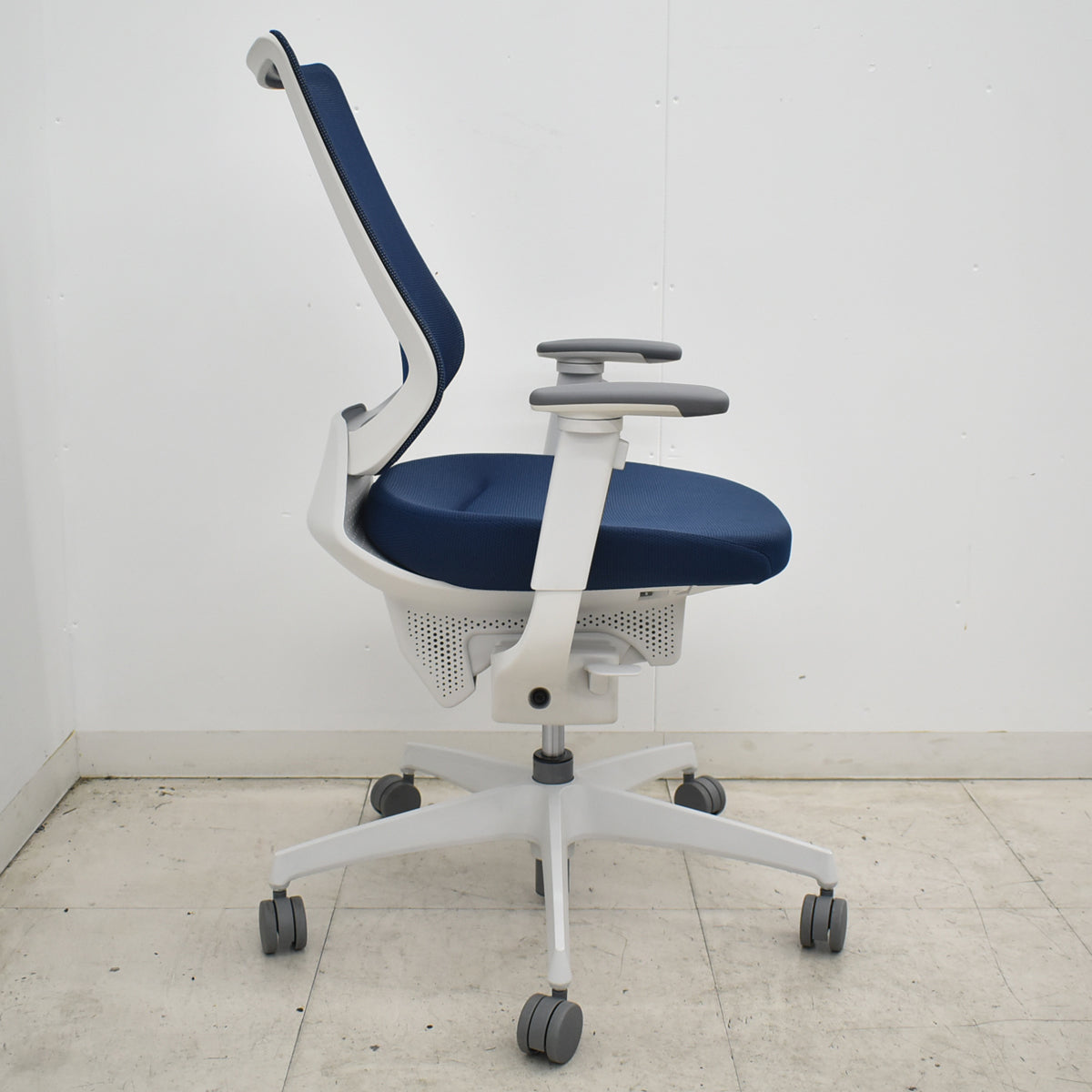 【中古】コクヨ　イング　可動肘　バーチカルタイプ　2021年製　ネイビー　2026063001【中古オフィス家具】