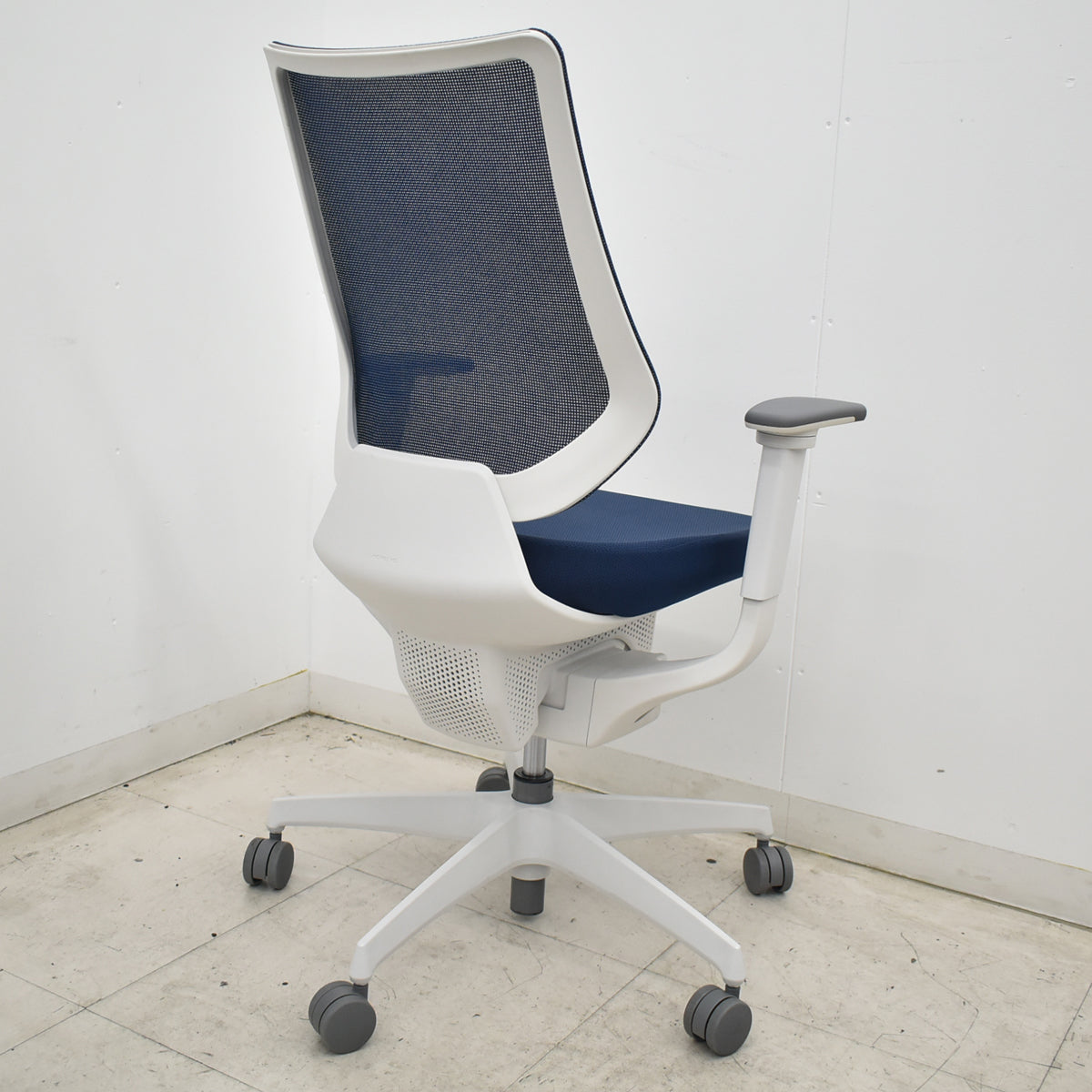 【中古】コクヨ　イング　可動肘　バーチカルタイプ　2021年製　ネイビー　2026063001【中古オフィス家具】
